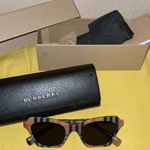 Burberry sunglasses like new with box